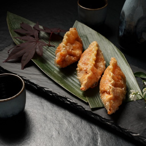 Frittierte Wontons auf Bambusblatt bei Yakido Mundsburg