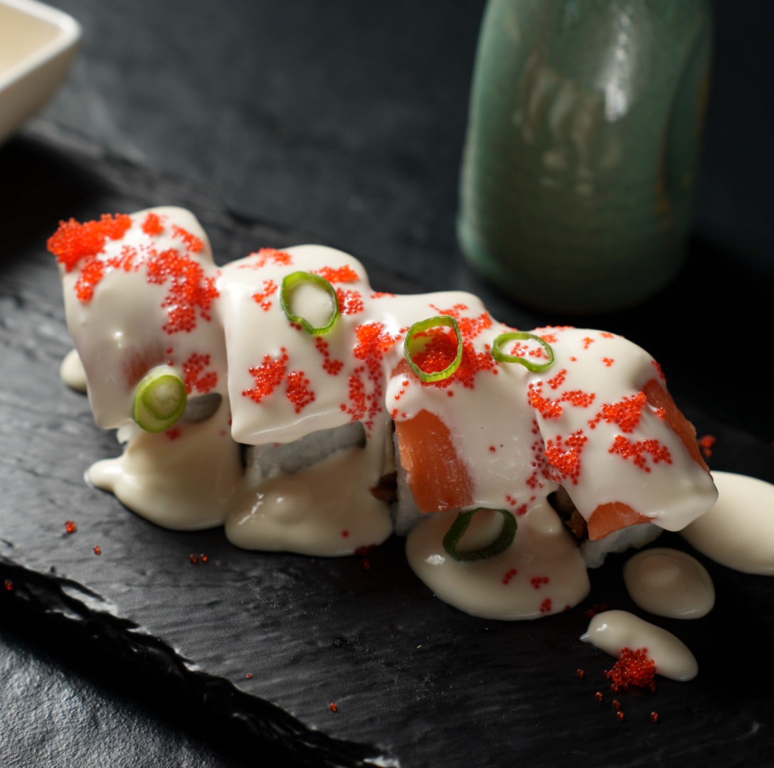 Lachs Roll mit Creamy Sauce und Kaviar bei Yakido Mundsburg
