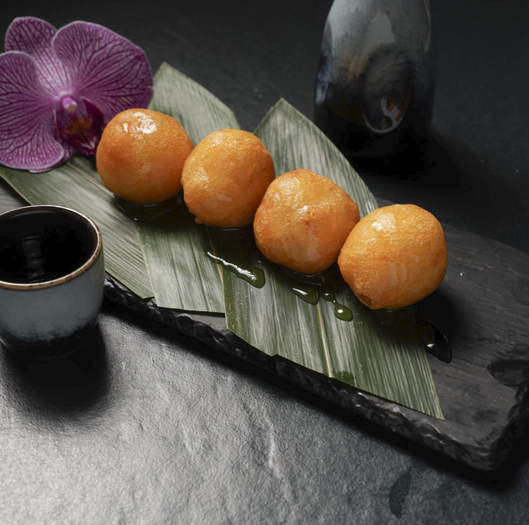 Frittierte Teigbällchen mit Sirup bei Yakido Mundsburg