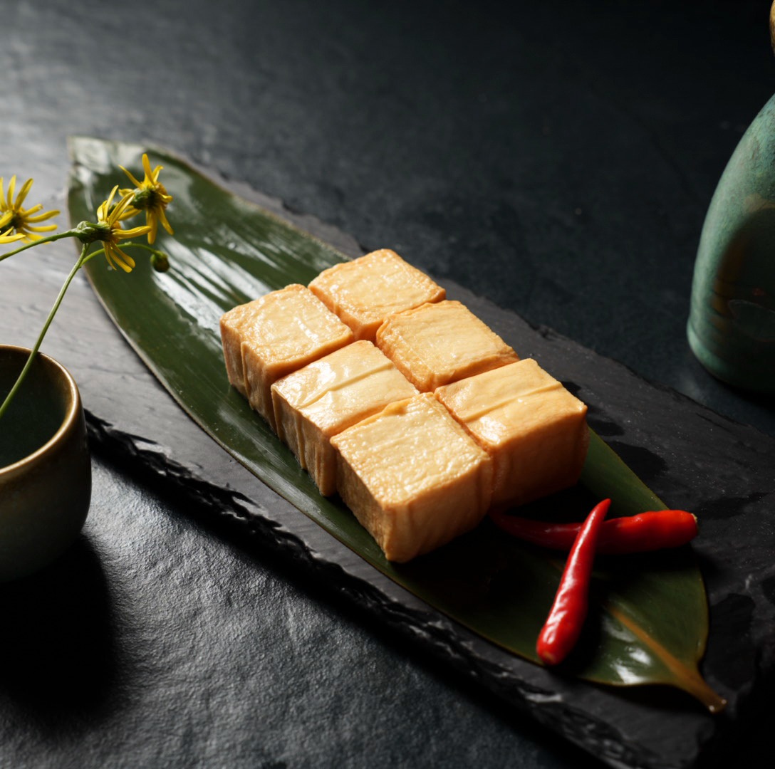 Frittierter Tofu auf Bambusblatt bei Yakido Mundsburg