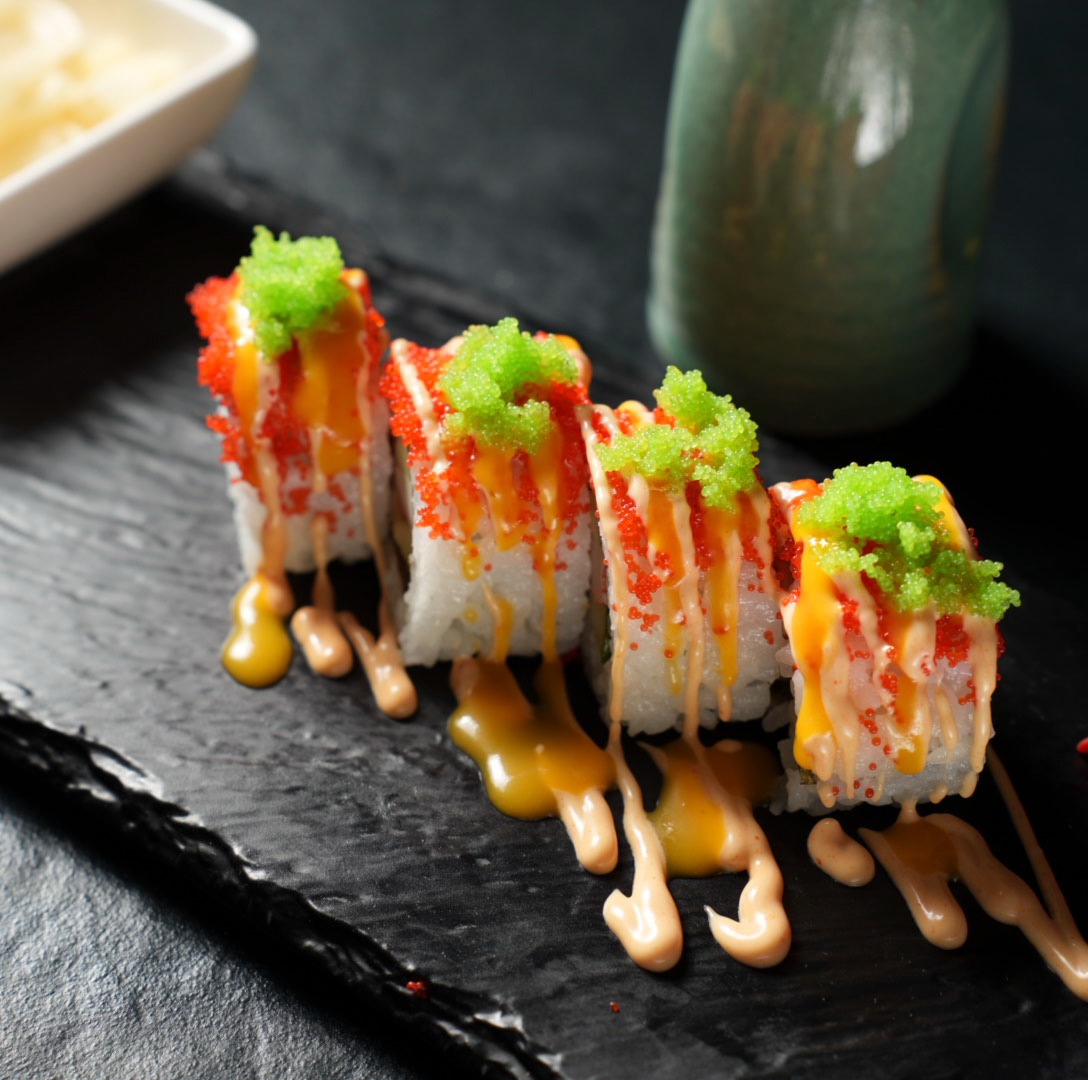 Sushi Roll mit rotem und grünem Kaviar bei Yakido Mundsburg