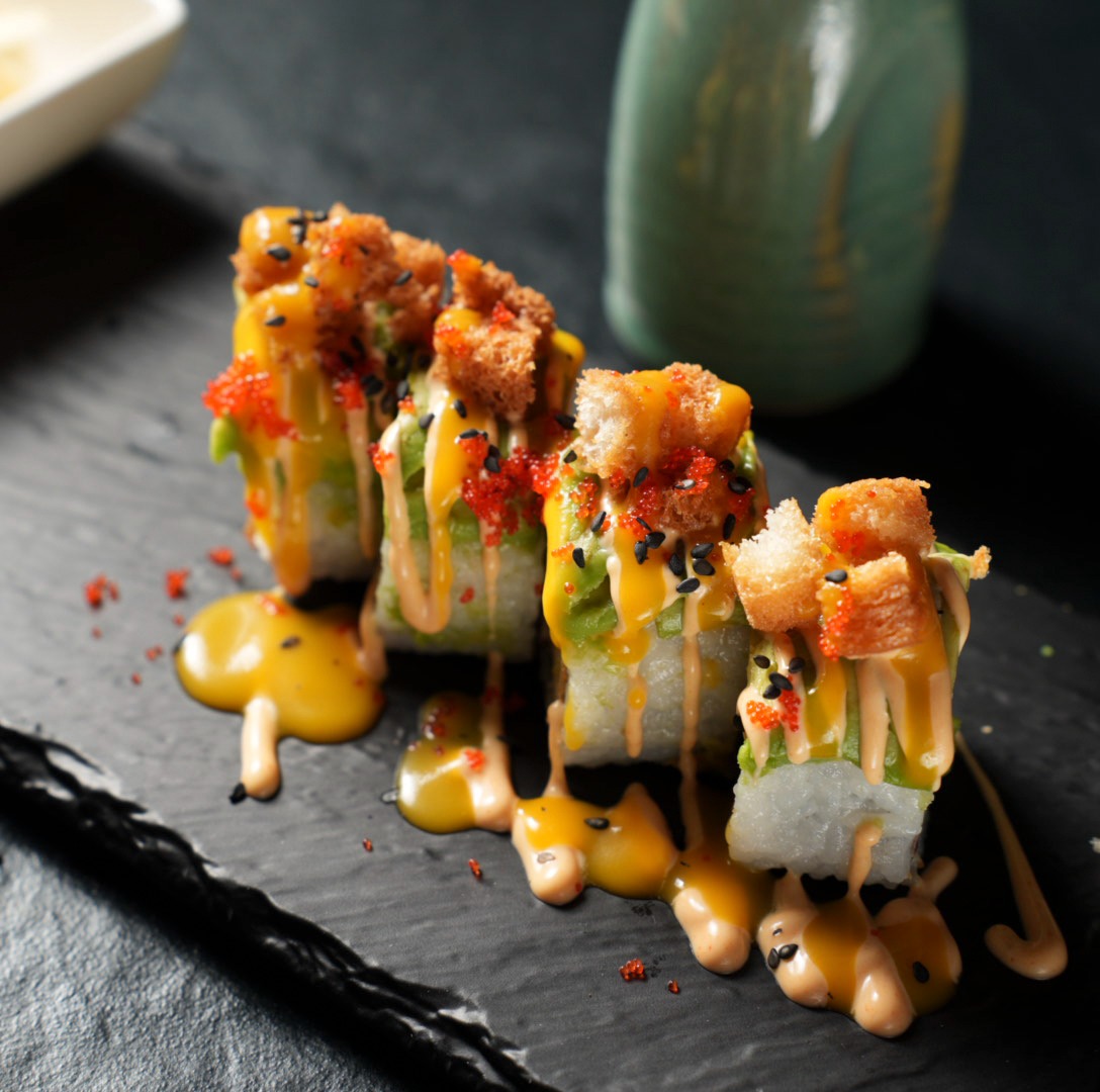 Avocado Roll mit Crunch-Topping und Mango-Sauce bei Yakido Mundsburg