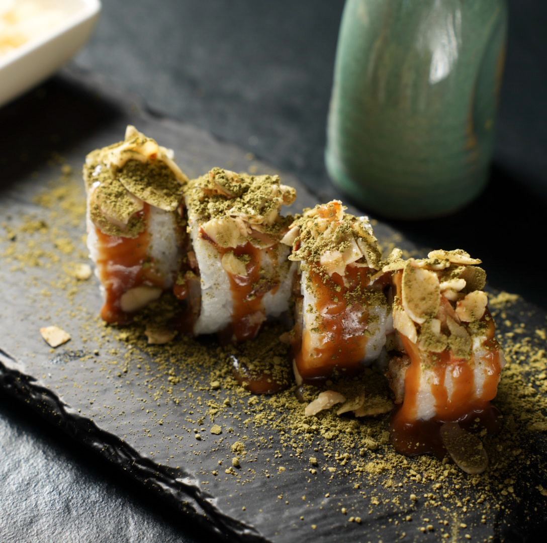 Sushi Roll mit Matcha und Mandelblättern bei Yakido Mundsburg