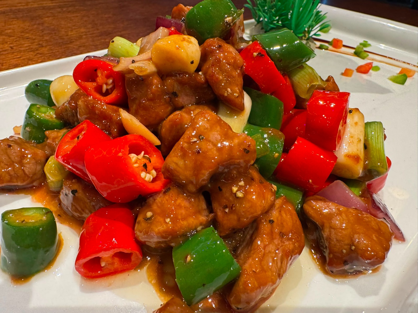 Rindfleisch mit Paprika und Chili aus dem Wok bei Yakido Mundsburg