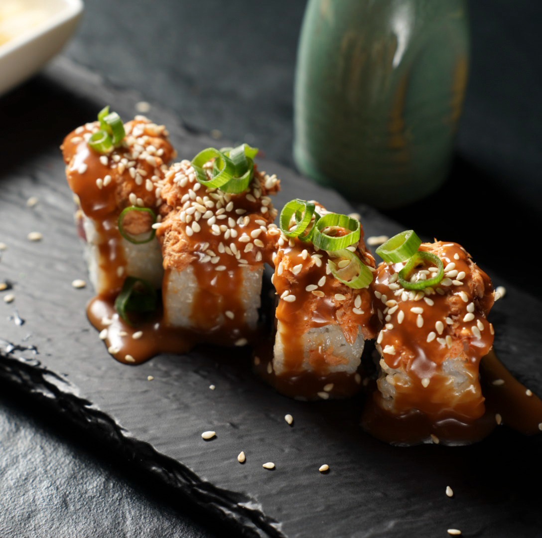 Spicy Roll mit creamy Sauce, Sesam und Frühlingszwiebeln bei Yakido Mundsburg