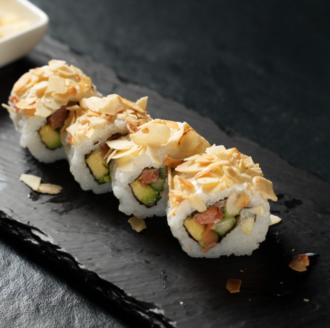 Sushi Roll mit gerösteten Mandelblättern bei Yakido Mundsburg