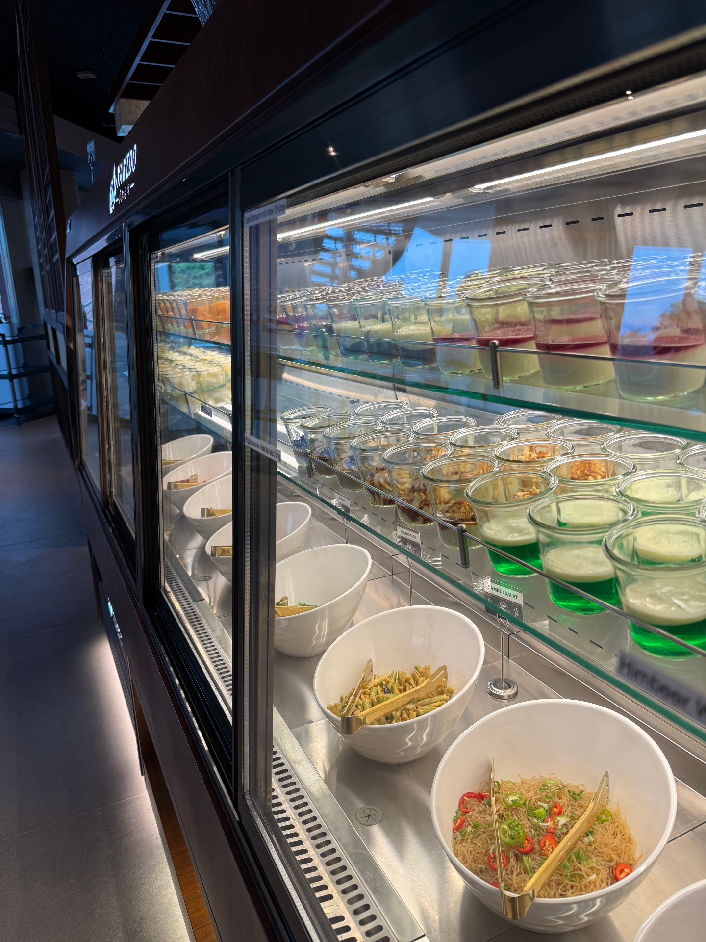 Buffet-Vitrine mit Beilagen, Salaten und Desserts bei Yakido