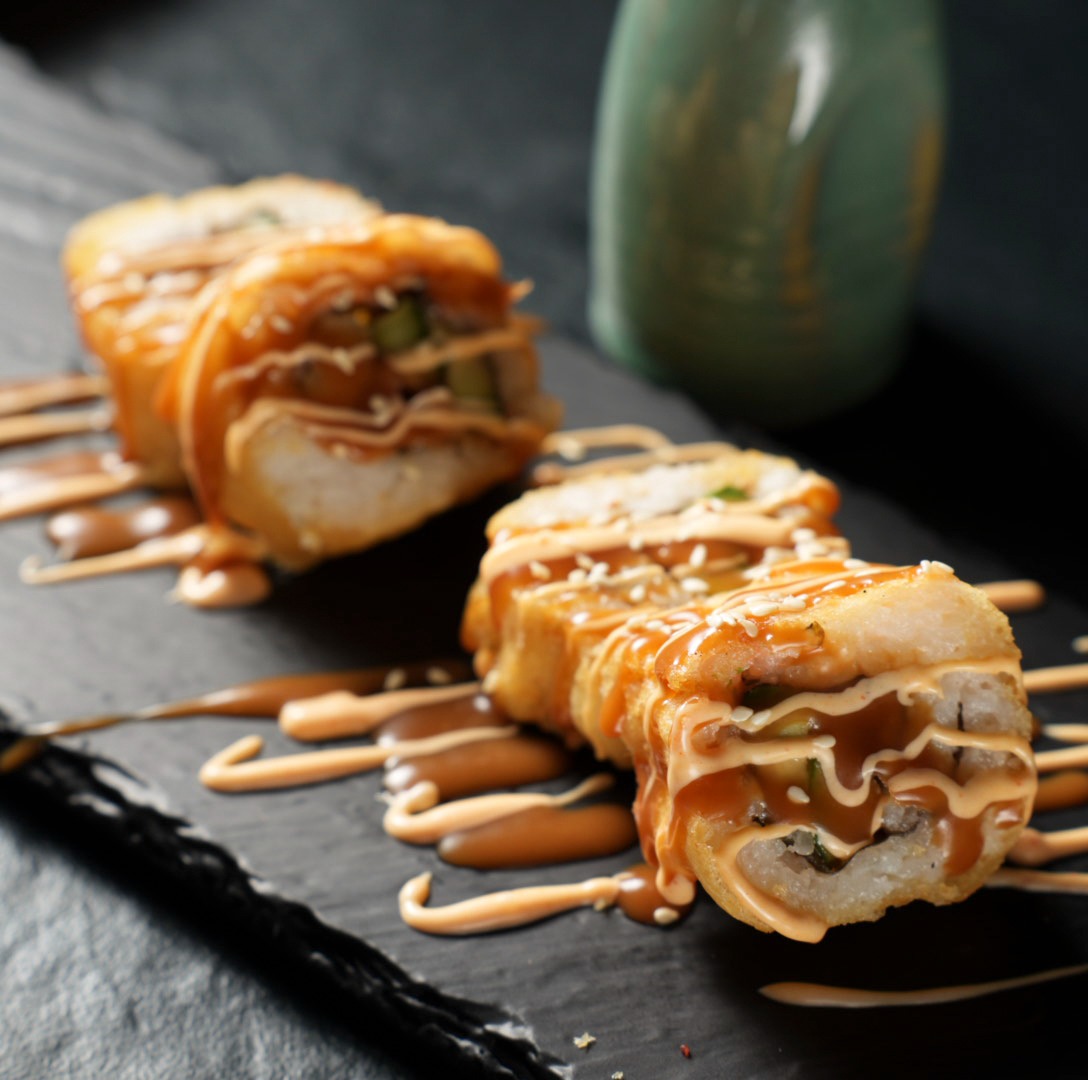 Crispy Roll mit Spicy Sauce und Sesam bei Yakido Mundsburg